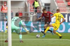 Relegation 1 - FC Ingolstadt 04 - VfL Osnabrück - Filip Bilbija (35, FCI) Flanke zu Fatih Kaya (9, FCI) Tor, Torwart Kühn Philipp (22 VfL) Beermann Timo (33 VfL)