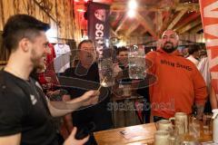 3. Liga; FC Ingolstadt 04 - Fantreffen im Sport-Treff Senners Alm, volles Haus; Linus Rosenlöcher (19, FCI) als Jury beim Masskrugstemmen