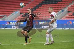 2.BL; FC Ingolstadt 04 - SG Dynamo Dresden; Zweikampf Kampf um den Ball Patrick Schmidt (32, FCI) Ehlers Kevin (39 Dresden)