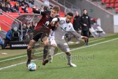 2.BL; FC Ingolstadt 04 - FC ST. Pauli; Zweikampf Kampf um den Ball Filip Bilbija (35, FCI) Kyereh Daniel-Kofi (17 Pauli)