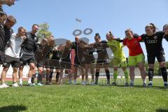 2. Fußball-Liga - Frauen - Saison 2022/2023 - FC Ingolstadt 04 - FCB München II - Die Mannschaft bildet einen Kreis vor dem Spiel - Alina Mailbeck (Nr.8 - FCI Frauen) motiviert ihre Mitspielerinnen - Foto: Meyer Jürgen