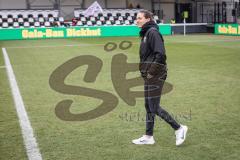 3. Liga; SC Verl - FC Ingolstadt 04; nach dem Spiel Sieg Jubel Freude 1:4 Cheftrainerin Sabrina Wittmann (FCI) geht über den Platz