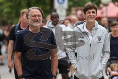 3. Liga; FC Ingolstadt 04 - offizielle Mannschaftsvorstellung auf dem Ingolstädter Stadtfest, Rathausplatz; Geschäftsführers Dietmar Beiersdorfer (FCI Sport Kommunikation) Merlin Röhl (34, FCI) auf dem Weg zur Bühne