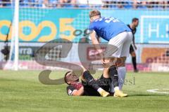 2.BL; SV Darmstadt 98 - FC Ingolstadt 04 - Nassim Boujellab (8, FCI) bleibt verletzt liegen, Holland Fabian (32 SVD)