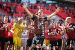 3. Liga; FC Ingolstadt 04 - VfB Lübeck; Verabschiedung Tobias Schröck (21, FCI) weint mit Sohn im Arm, Team, bedankt sich bei den Fans
