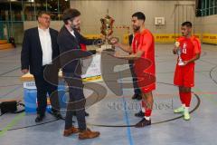 Lotto - Hallen - Bayerncup -  Saison 2022/2023  - Siegerehrung -Christoph Enzmann übergibt den Pokal an die Siegermannschaft FC Fatih Ingolstadt - Akif Abasilkeles -  Foto: Meyer Jürgen