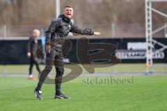 3. Liga; FC Ingolstadt 04 - Trainingsauftakt im Audi Sportpark, Trainingsgelände; Cheftrainer Michael Köllner (FCI) erklärt