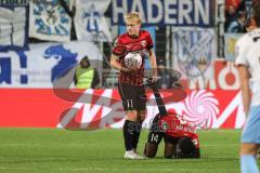 3. Liga; FC Ingolstadt 04 - TSV 1860 München; Tobias Bech (11, FCI) hilft Hans Nunoo Sarpei (18 FCI)