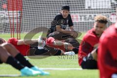 2. Bundesliga - FC Ingolstadt 04 - Trainingsauftakt mit neuem Trainerteam - Cheftrainer Roberto Pätzold (FCI) überwacht das Training