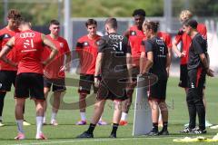 3. Liga - Saison 2024/25 - Trainingsauftakt- FC Ingolstadt 04 -  - Cheftrainerin Sabrina Wittmann (FCI) gibt Anweisungen mit Taktiktafel - XXXXX - Foto: Meyer Jürgen
