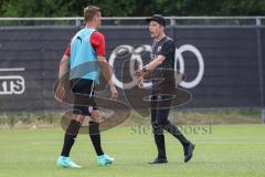 2. Bundesliga - FC Ingolstadt 04 - Trainingsauftakt mit neuem Trainerteam - Cheftrainer Roberto Pätzold (FCI) mit Stefan Kutschke (30, FCI)