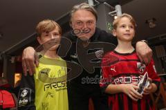 3.Liga - Saison 2022/2023 - FC Ingolstadt 04 -  - Fantreffen im Sporttreff - Geschäftsfüher Sport und Kommunikation Dietmar Beiersdorfer (FCI) - mit Fans und gibt Autogramme - Foto: Markus Banai