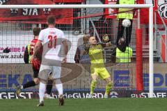 3. Liga; FC Ingolstadt 04 - Rot-Weiss Essen; Torwart Marius Funk (1, FCI) kann den Ball nicht halten, Tor 0:1