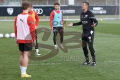3.Liga - Saison 2022/2023 - FC Ingolstadt 04 -  - Cheftrainer Michael Köllner (FCI) beim ersten Training - Cheftrainer Michael Köllner (FCI) gibt Anweisungen - Foto: Meyer Jürgen