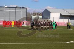 2. Frauen-Bundesliga - Saison 2021/2022 - FC Ingolstadt 04 - Eintracht Frankfurt II - Die Mannschaften vor dem Spiel gedenken an den Krieg in der Ukraine - Foto: Meyer Jürgen