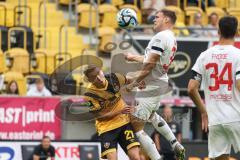 3. Liga; SG Dynamo Dresden - FC Ingolstadt 04; Zweikampf Kampf um den Ball Kopfball Simon Lorenz (32, FCI) Hauptmann Niklas (27 DD)