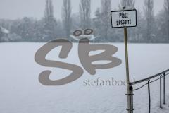 2023_12_1 - - Saison 2023/24 - Schnee auf dem Fussballplatz - SV Haunwöhr - Platz ist gesperrt - Schild platz ist gesperrt Schnee Tor Spielabsage Schnee - Foto: Meyer Jürgen