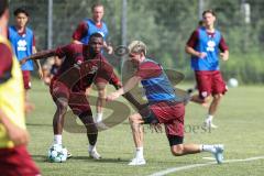 3. Liga; FC Ingolstadt 04 - Trainingsauftakt nach Sommerpause; Zweikampf Kampf um den Ball Obed Ugondu (17, FCI) Linus Rosenlöcher (19, FCI)