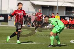 Freundschaftsspiel - Saison 2022/2023 - FC Ingolstadt 04 -  SpVgg Bayreuth - Jalen Hawkins (Nr.20 - FCI) mit einer Torchance - Torwart Sebastian  Kolbe (Nr.31 - SpVgg Bayreuth) -  - Foto: Meyer Jürgen