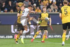 3. Liga; Dynamo Dresden - FC Ingolstadt 04; Marcel Costly (22, FCI) Zweikampf Kampf um den Ball Boeder Lukas (29 DD)
