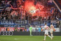 3. Liga; FC Ingolstadt 04 - 
Arminia Bielefeld; Torwart Marius Funk (1, FCI) Fan Fankurve Banner Fahnen Spruchband Bengalo