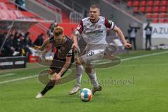 2.BL; FC Ingolstadt 04 - SG Dynamo Dresden; Christian Gebauer (22, FCI) Ehlers Kevin (39 Dresden) Zweikampf Kampf um den Ball