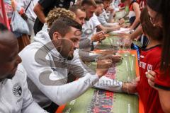 3. Liga; FC Ingolstadt 04 - offizielle Mannschaftsvorstellung auf dem Ingolstädter Stadtfest, Rathausplatz; Autogrammstunde für die Fans, Pascal Testroet (37, FCI)