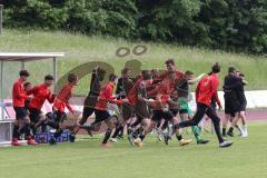 Relegation 2 - U17 - SSV Jahn Regensburg - FC Ingolstadt 04 - Spiel ist aus, 1:1 Ingolstadt steigt in die Bundesliga U17 auf, Jubel Party Feier, Team läuft aufs Spielfeld zum Gratulieren