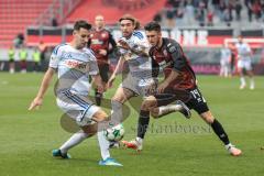 3. Liga; FC Ingolstadt 04 - MSV Duisburg; Zweikampf Kampf um den Ball Noß Conor (14 MSV) Linus Rosenlöcher (19, FCI) Bitter Joshua (29 MSV)
