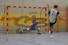 Lotto Bayern Hallencup - Saison 2024/25 - FC Hitzhofen/Oberzell - TSV Ober./Unterhaunstadt- 6 Meter schiessen - Valentin Puhar TW Hitzhofen - Amadeues Taubert grau Ober/Unterhaunstadt - Foto: Meyer Jürgen