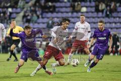 3. Liga; Erzgebirge Aue - FC Ingolstadt 04; Zweikampf Kampf um den Ball Fredrik Carlsen (8, FCI) Schmid Maximilian (39 Aue) Majetschak Erik (13 Aue)