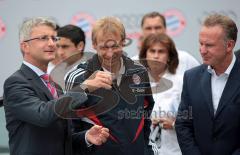 FC Bayern holt die Fahrzeuge bei AUDI ab - Audi Vorstand Rupert Stadler übergibt symbolisch den Schlüssel an Trainer Jürgen Klinsmann und Karl-Henz Rumenigge