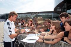 FC Bayern holt die Fahrzeuge bei AUDI ab - Michael Rensing unterschreibt Autogramme bei seinen weiblichen Fans