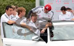 FC Bayern holt die Fahrzeuge bei AUDI ab - Die Spieler kämpfe um den besten Platz fürs Gruppenfoto