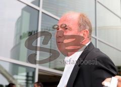 FC Bayern holt die Fahrzeuge bei AUDI ab - Uli Hoeness im Audi Forum