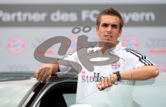 FC Bayern holt die Fahrzeuge bei AUDI ab - Phillip Lahm mit seinem neuen Audi