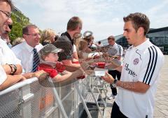 FC Bayern holt die Fahrzeuge bei AUDI ab - Phillip Lahm und Lukas Podolski bei den Fans