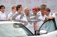 FC Bayern holt die Fahrzeuge bei AUDI ab - Die Spieler am Audi