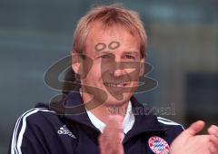 FC Bayern holt die Fahrzeuge bei AUDI ab - Jürgen Klinsmann