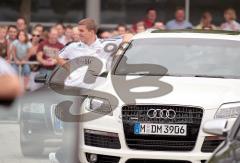 FC Bayern holt die Fahrzeuge bei AUDI ab - Lukas Podolski mit seinem neuen weissen Q7