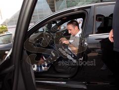 FC Bayern holt die Fahrzeuge bei AUDI ab - Franck Ribery versucht mit seiner Beinschiene den neuen Audi zu testen