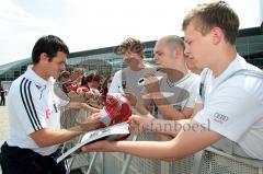 FC Bayern holt die Fahrzeuge bei AUDI ab - Willy Sagnol bei den Fans die schnell in der Pause noch in ihrer Arbeitskleidung zum Autogramme holen gingen