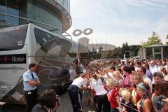 FC Bayern holt die Fahrzeuge bei AUDI ab - tumultartige Szenen als die BayernSpiler in den Bus stiegen