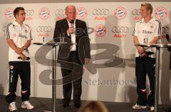 FC Bayern holt die Fahrzeuge bei AUDI ab - Phillip Lahm, Uli Hoeneß und Bastian Schweinsteiger in der Pressekonferenz
