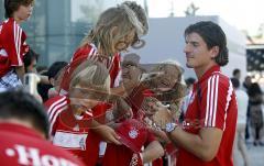 Audi - Fahrzeugübergabe an den FC Bayern - Saison 2009/2010 - Die kleinen Fans schrien um Mario Gomez und erfüllte die Autogrammwünsche