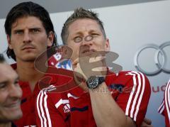 Audi - Fahrzeugübergabe an den FC Bayern - Saison 2009/2010 - Sebastian Schweinsteiger und hinten Mario Gomez