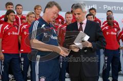 Audi - Fahrzeugübergabe an den FC Bayern - Saison 2009/2010 - Schlüsselübergabe von Vertriebsvorstand Peter Schwarzenbauer an den Trainer Louis van Gaal