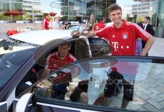 FC Bayern holt die Fahrzeuge bei Audi ab - Thomas Müller und Jörg Butt