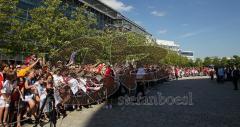FC Bayern holt die Fahrzeuge bei Audi ab - Fans