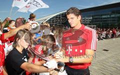 FC Bayern holt die Fahrzeuge bei Audi ab - Mario Gomez